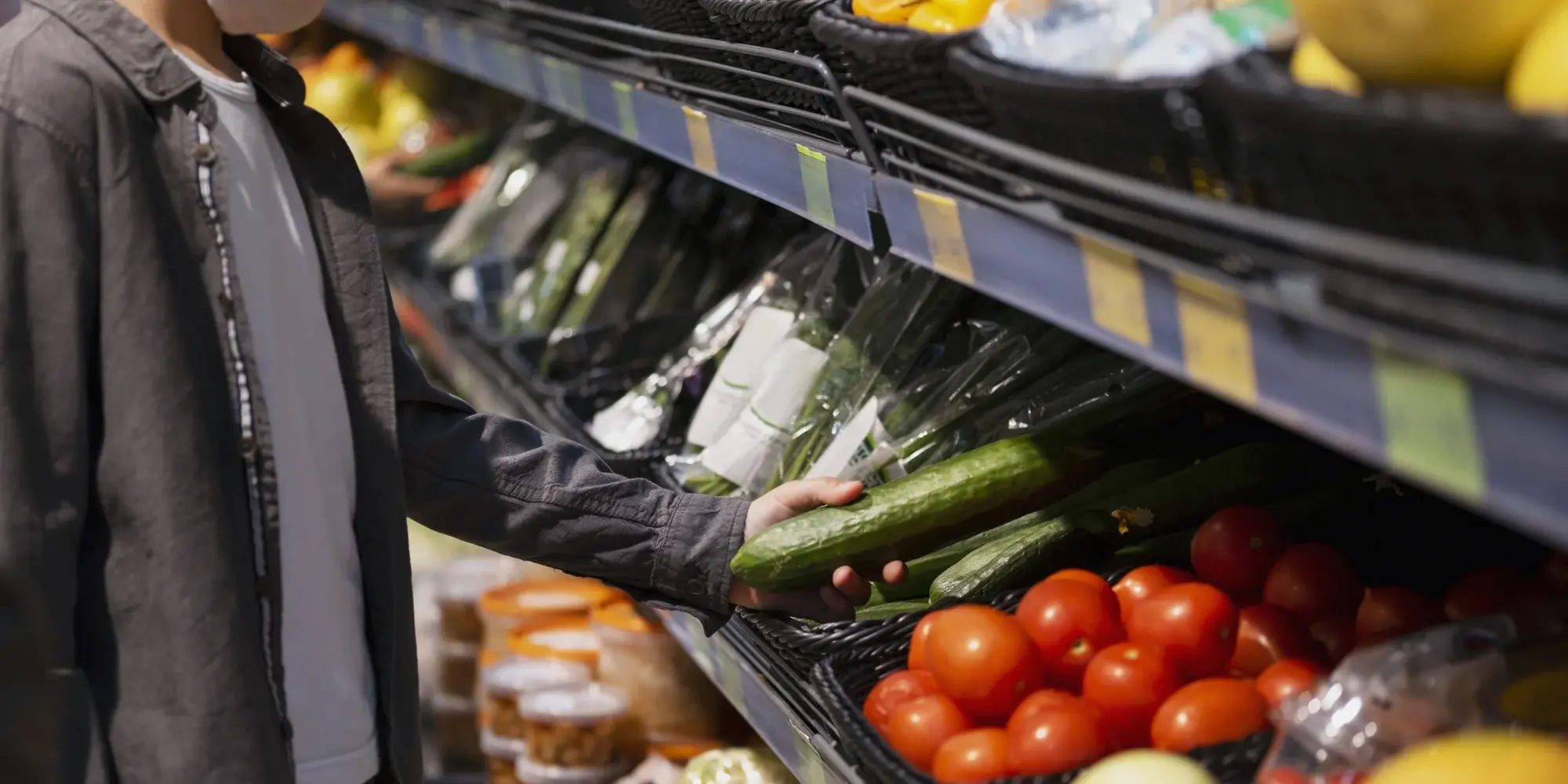 person-shopping-with-face-mask-2